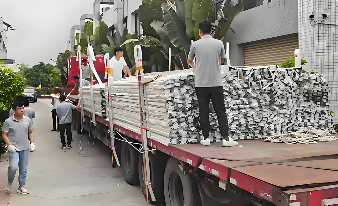 Overtime Unloading in the Rain: 30 Tons of Linear Module Aluminum Profiles